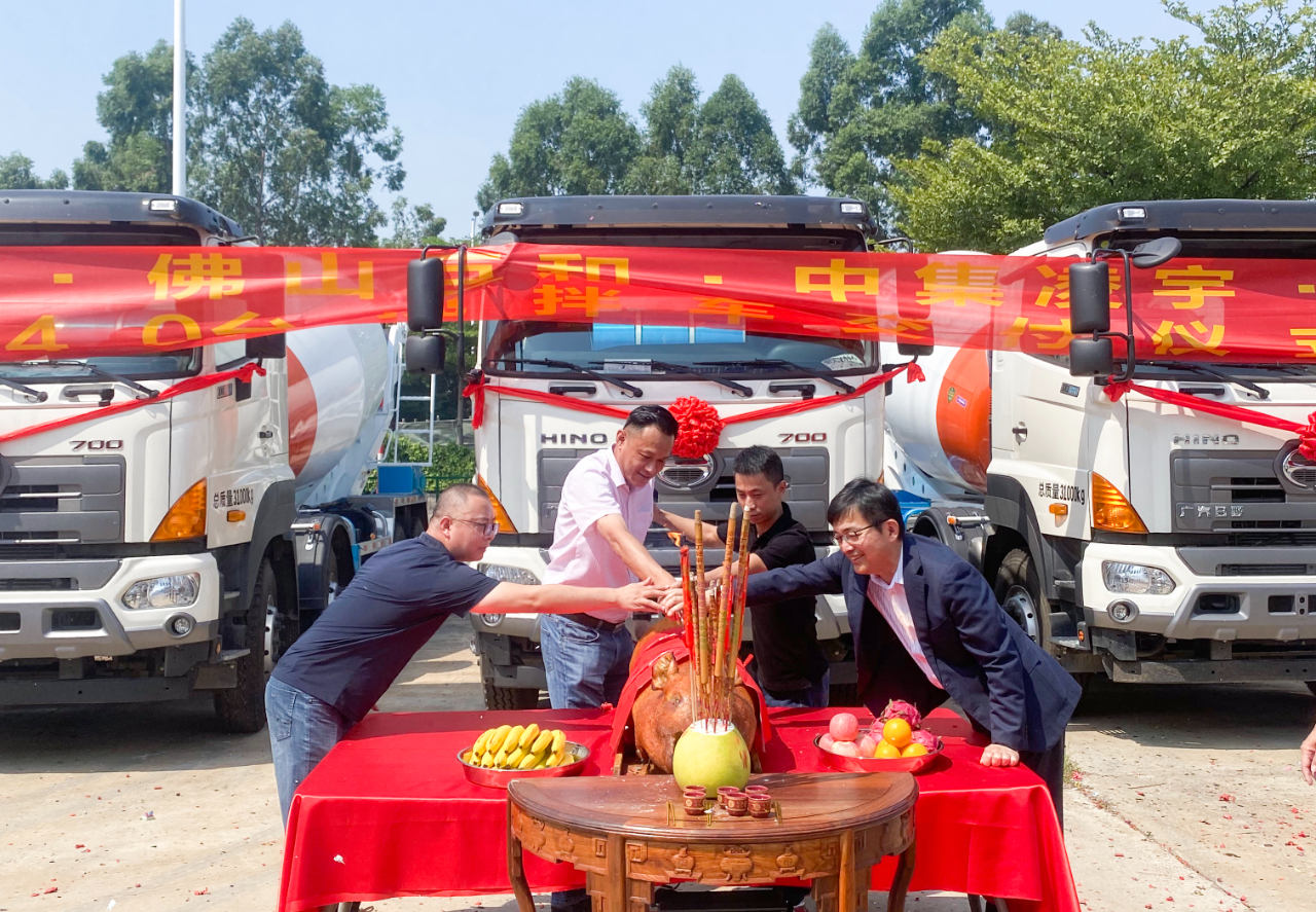 喜氣洋洋共相聚，40臺凌宇攪拌車交付大客戶！