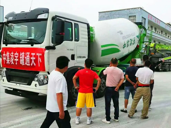 開(kāi)攤啦！凌宇攪拌車(chē)“擺攤兒”湖北，客戶(hù)當(dāng)場(chǎng)下單！