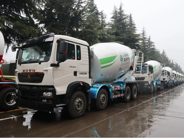 春雨濛濛，氣勢如虹！凌宇攪拌車震撼發(fā)車！