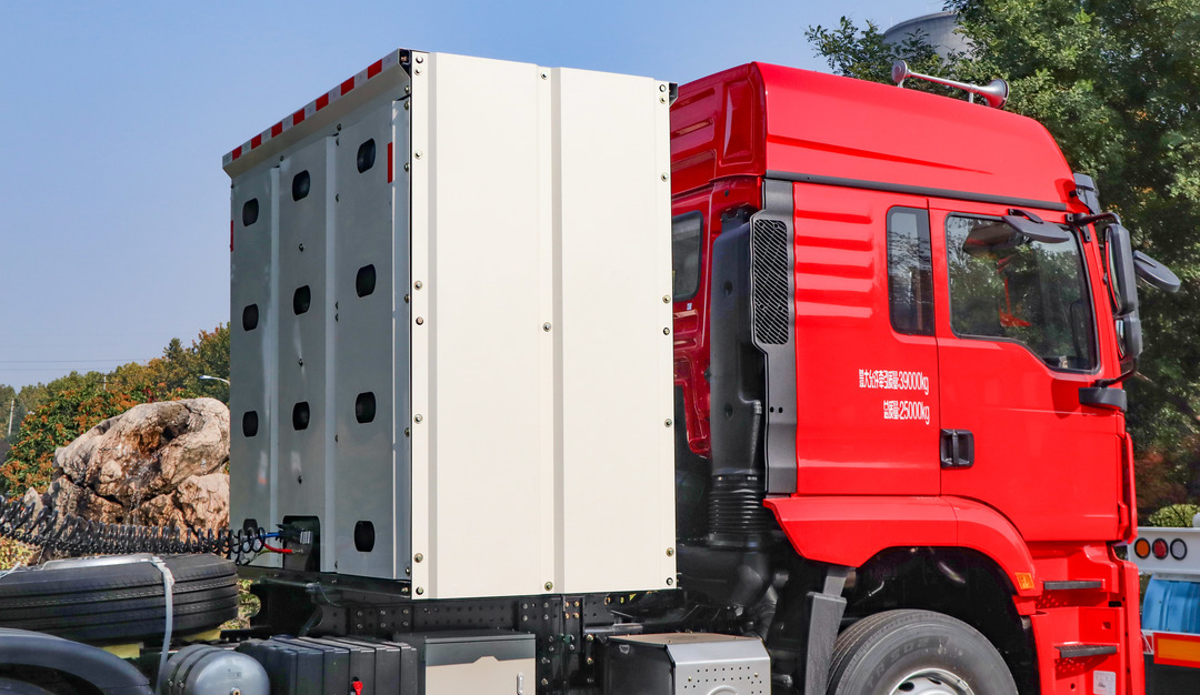 金秋暖陽，微風(fēng)和煦！凌宇新能源粉罐半掛批量奔赴西南地區(qū)