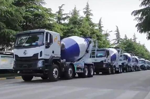 市場如此火爆，一批批新車交付用戶。場面壯觀！